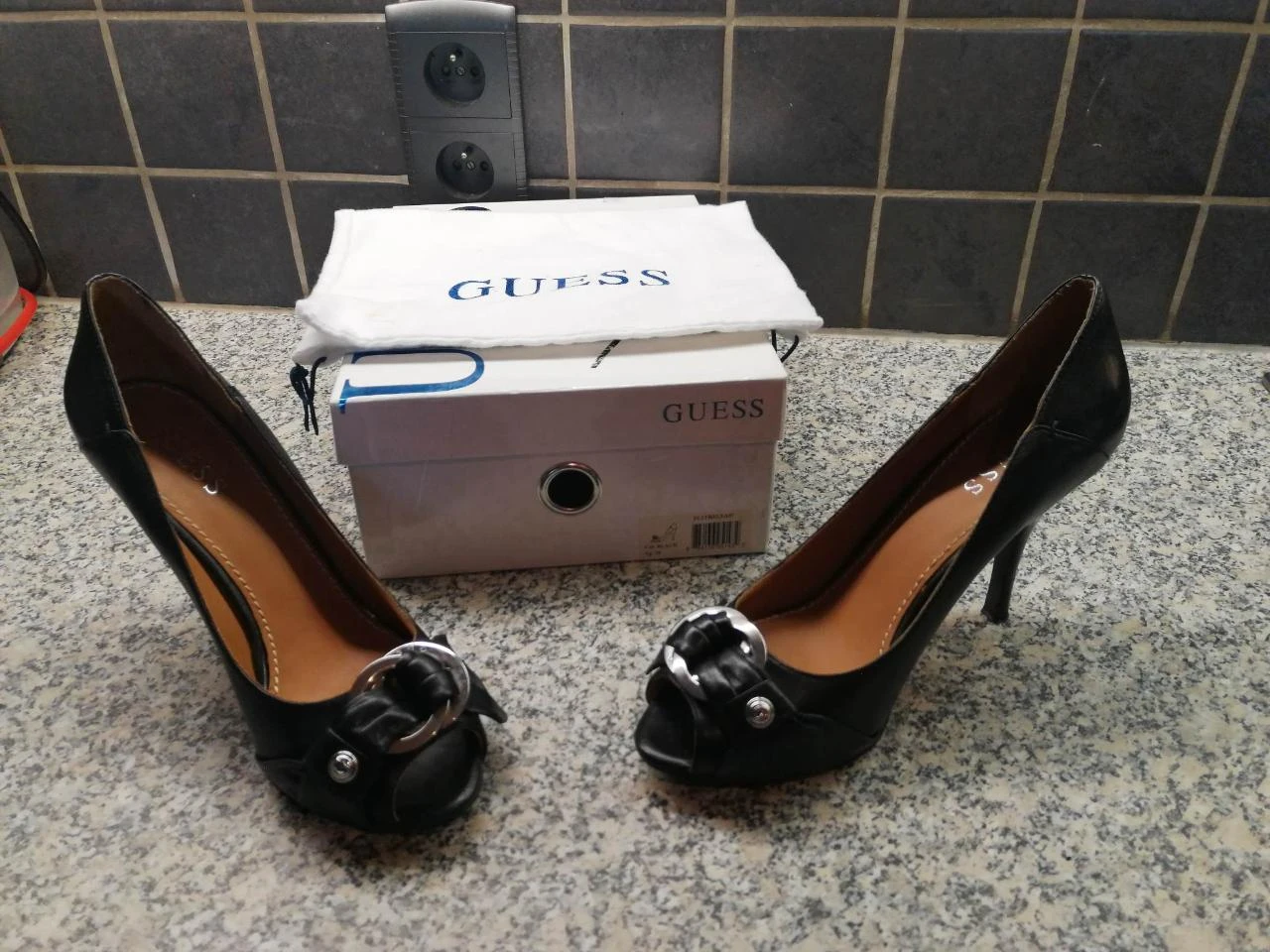 pumps zwart merk guess met stofzak - maat 38